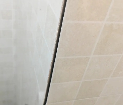 德钦瓷砖空鼓维修公司分享阳台瓷砖脱落的修复过程可以分为以下几个步骤