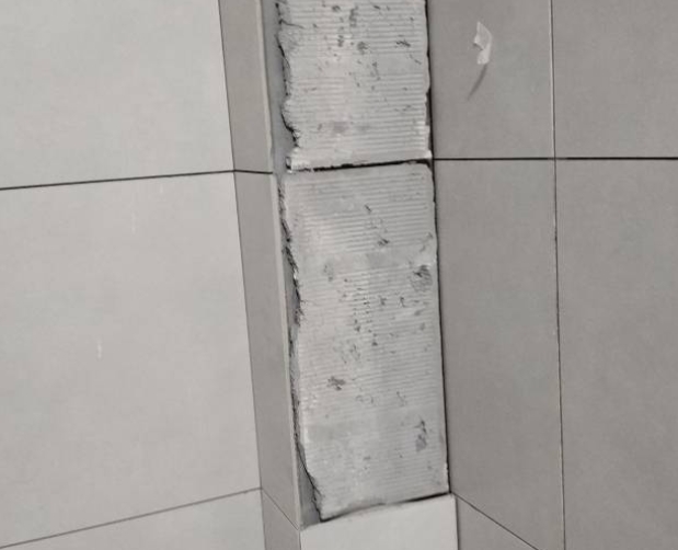 德钦瓷砖空鼓维修公司分享下瓷砖施工前基层浇水润湿程度不足，可能导致以下问题