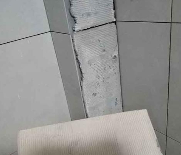 德钦瓷砖空鼓维修公司分享下厨房瓷砖脱落的补救措施。